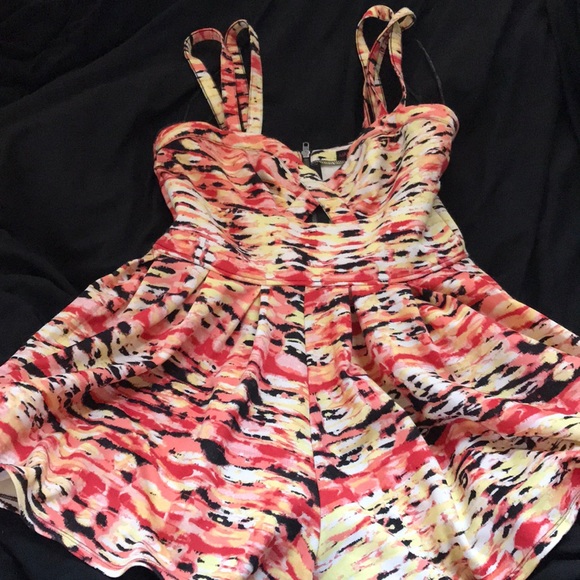 Bright romper! - Picture 4 of 5